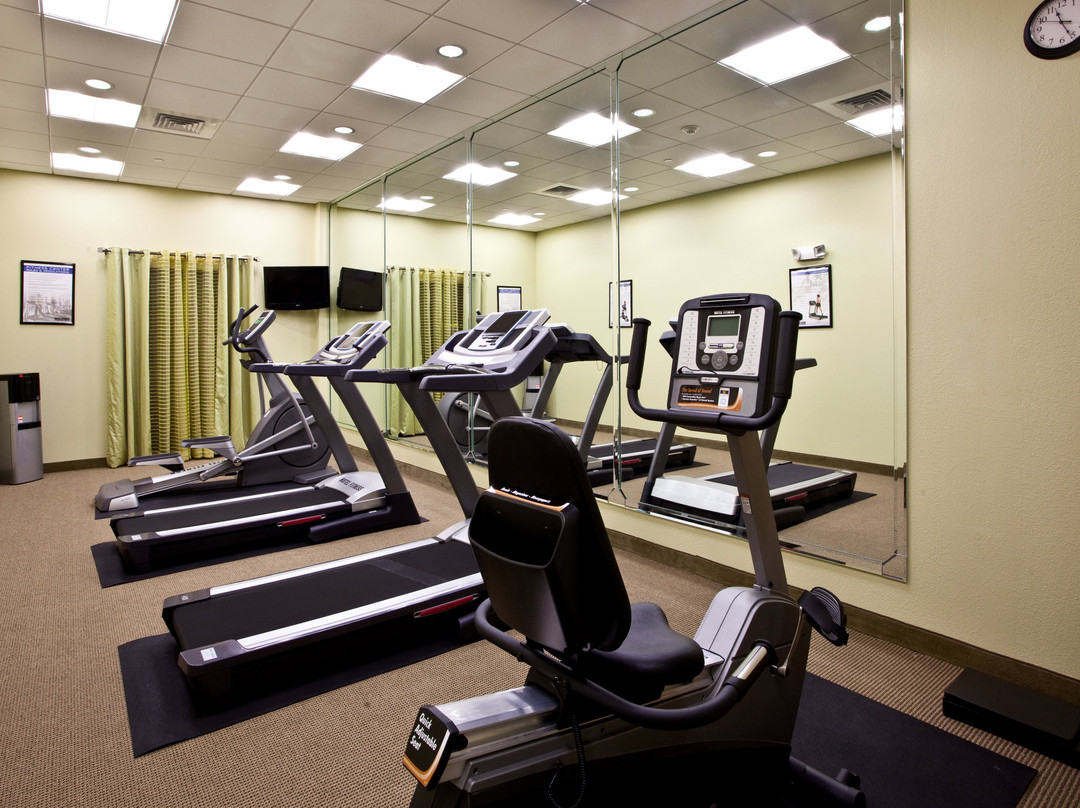 佩利快捷假日&套房酒店主图