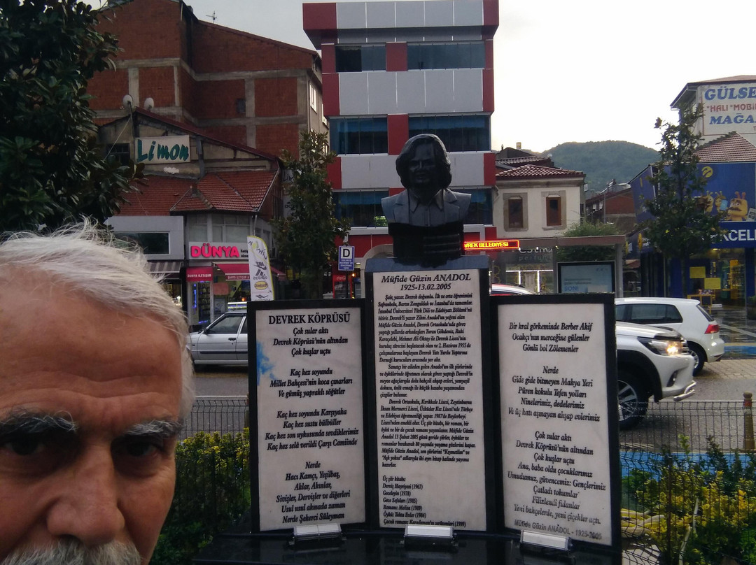 Müfide Güzin Anadol Heykeli-Devrek必去景点