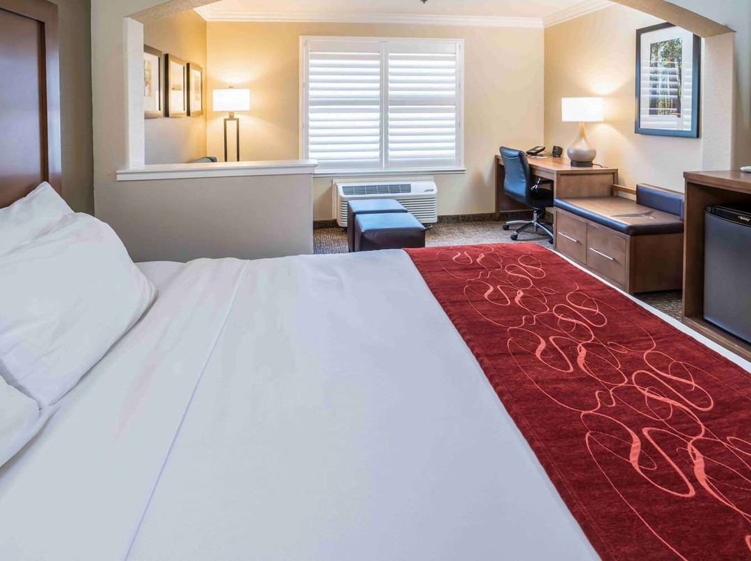 Comfort Suites Fresno River Park主图