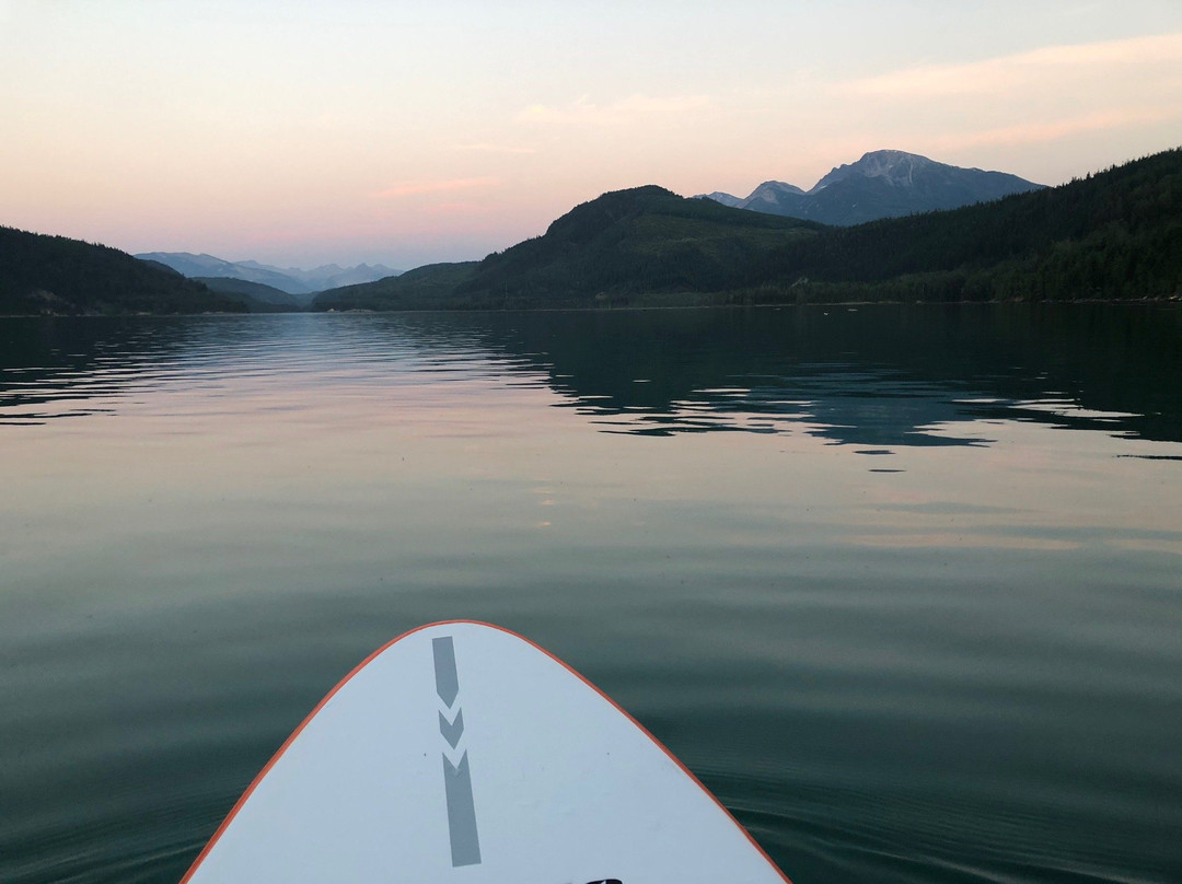 Kinbasket Lake景点图片