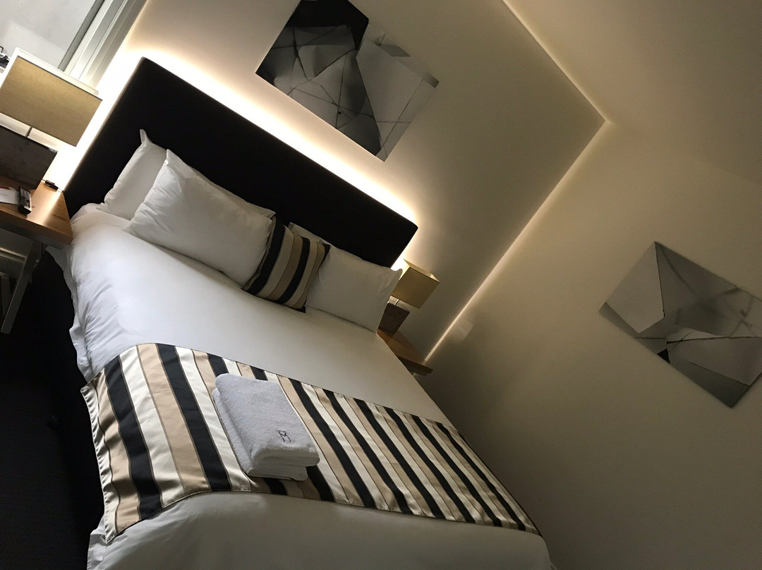 Mansi on Raymond主图