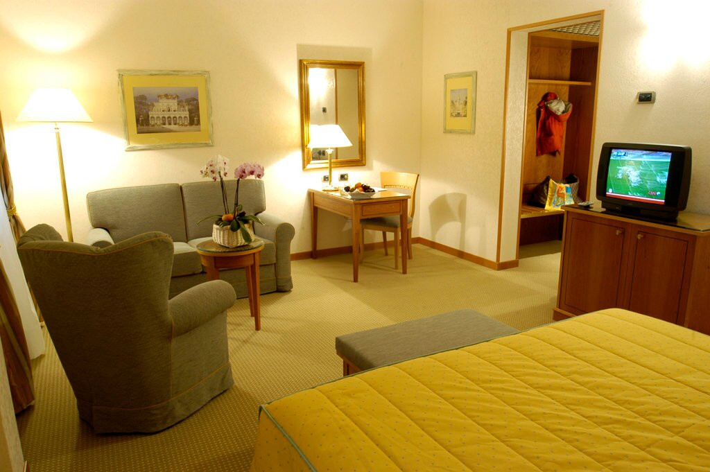 Hotel Excelsior Magenta主图