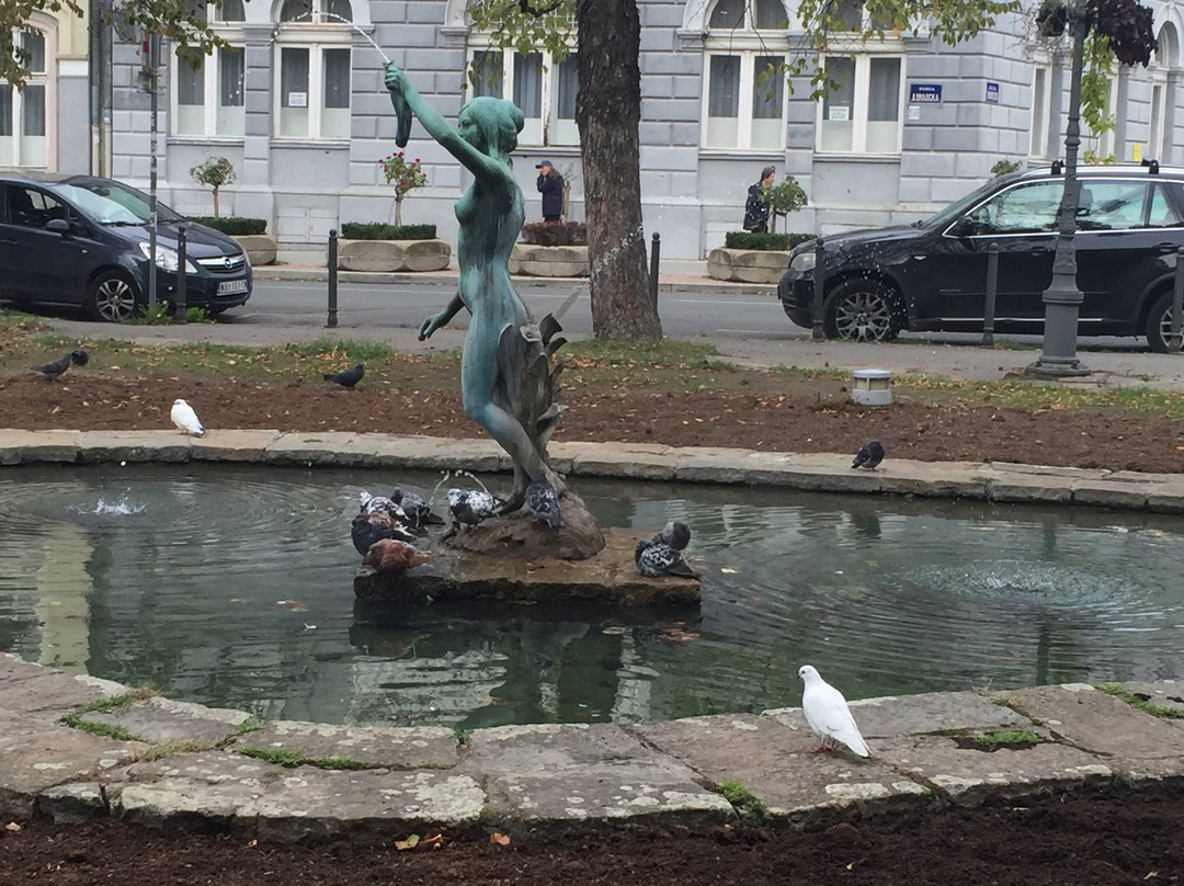 A Girl with the Horn of Plenty Statue景点图片