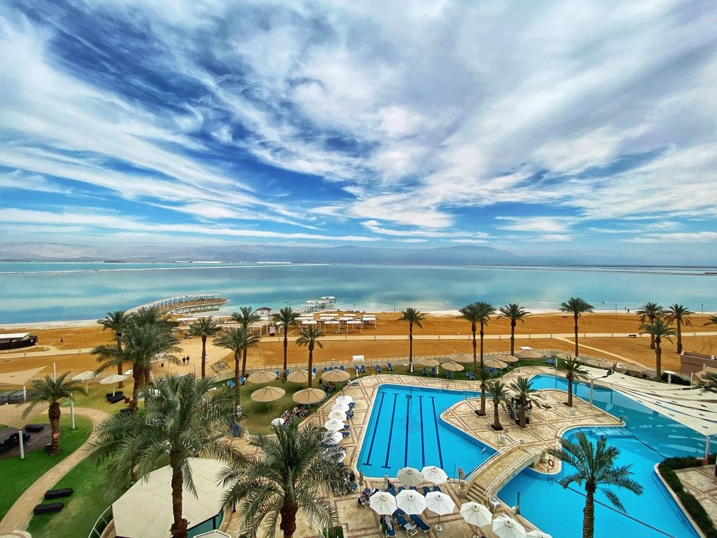 死海皇冠假日酒店主图