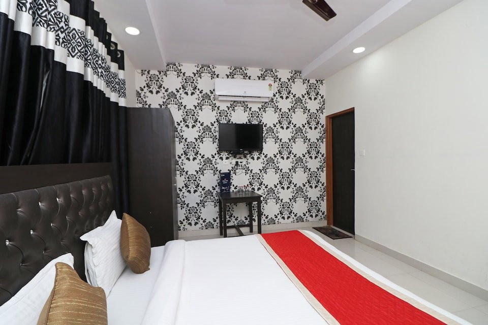 OYO 11717 Gold Star Suits主图