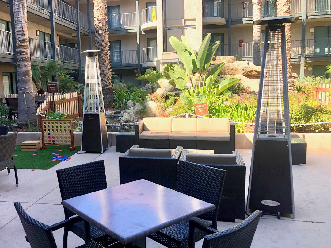 希尔顿隆波克中央海岸大使套房酒店主图