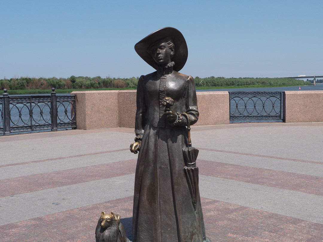 Sculpture Lady with the Dog-阿斯特拉罕必去景点