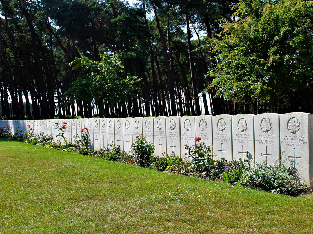 Givenchy Road Canadian Cemetery景点图片