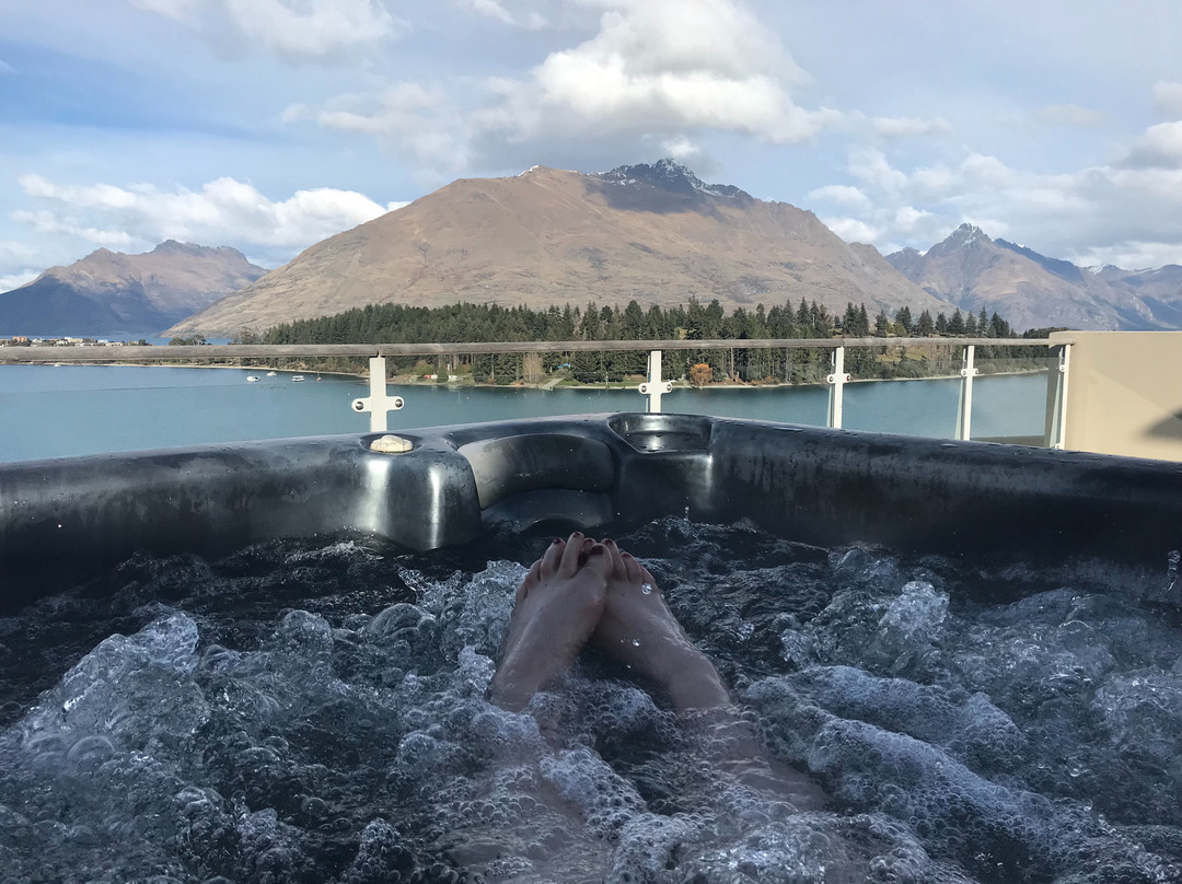 皇后镇俱乐部盛橡套房酒店主图