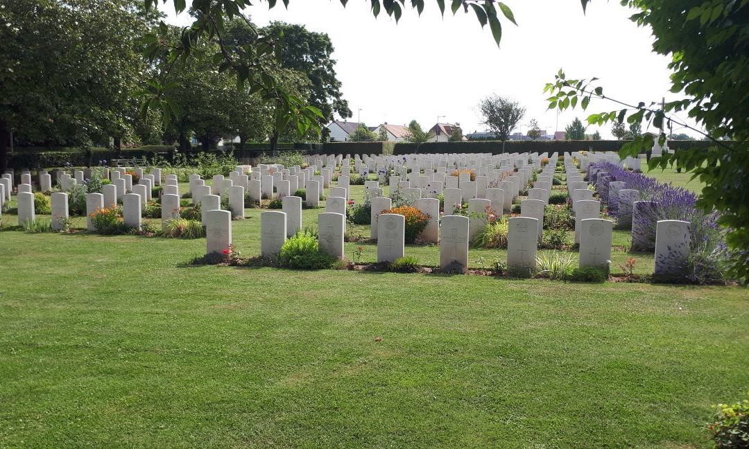 La Delivrande War Cemetery景点图片
