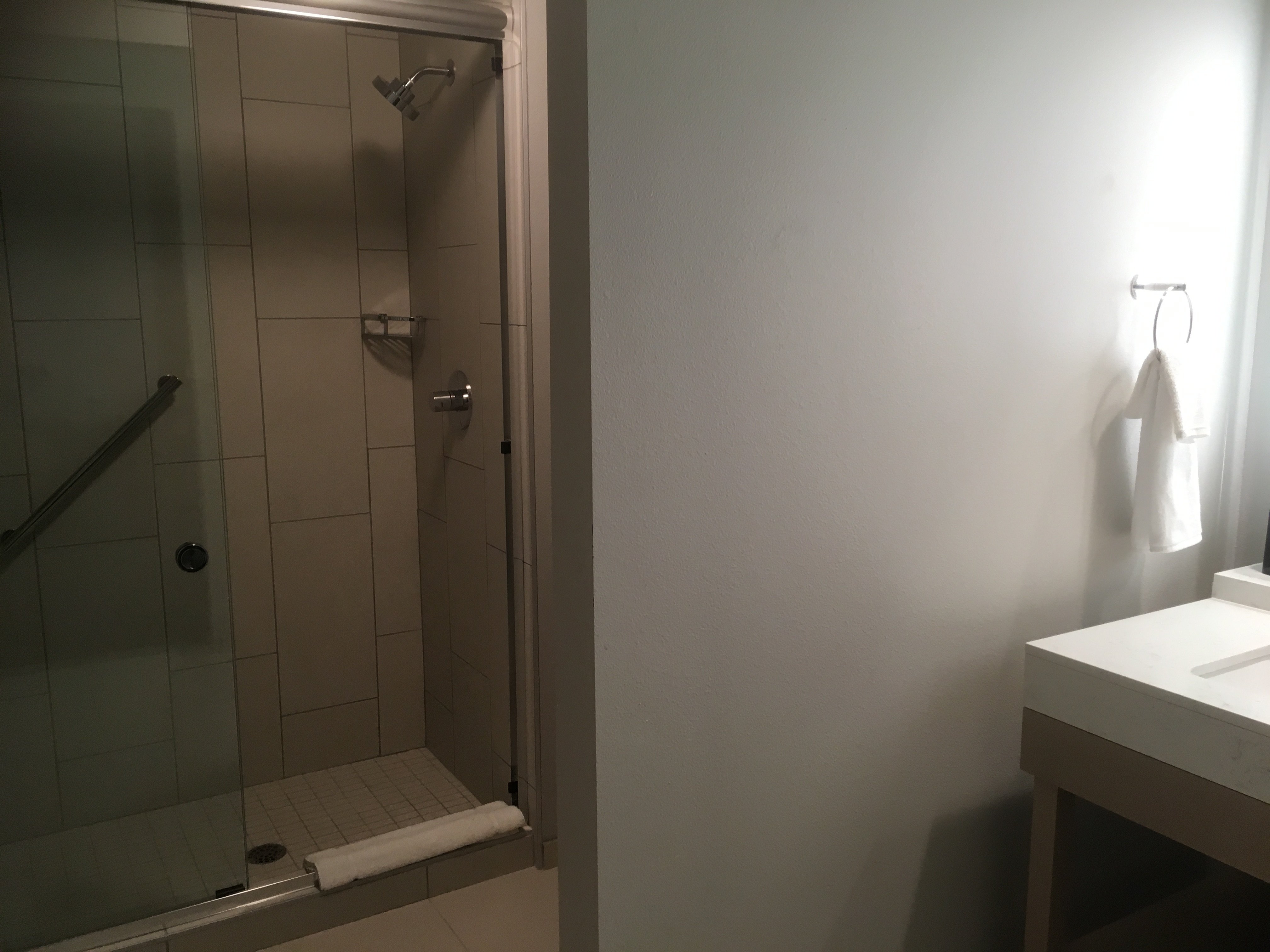 Hyatt Place Fresno-浴室