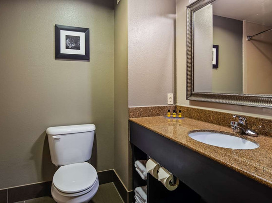 贝斯特韦斯特普勒斯米德韦斯特城旅馆&套房酒店主图