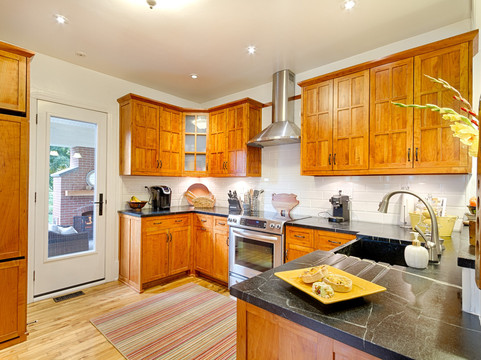 Five Blocks North主图