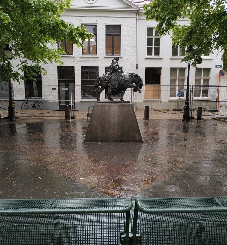 Mary of Burgundy Statue-布鲁日必去景点