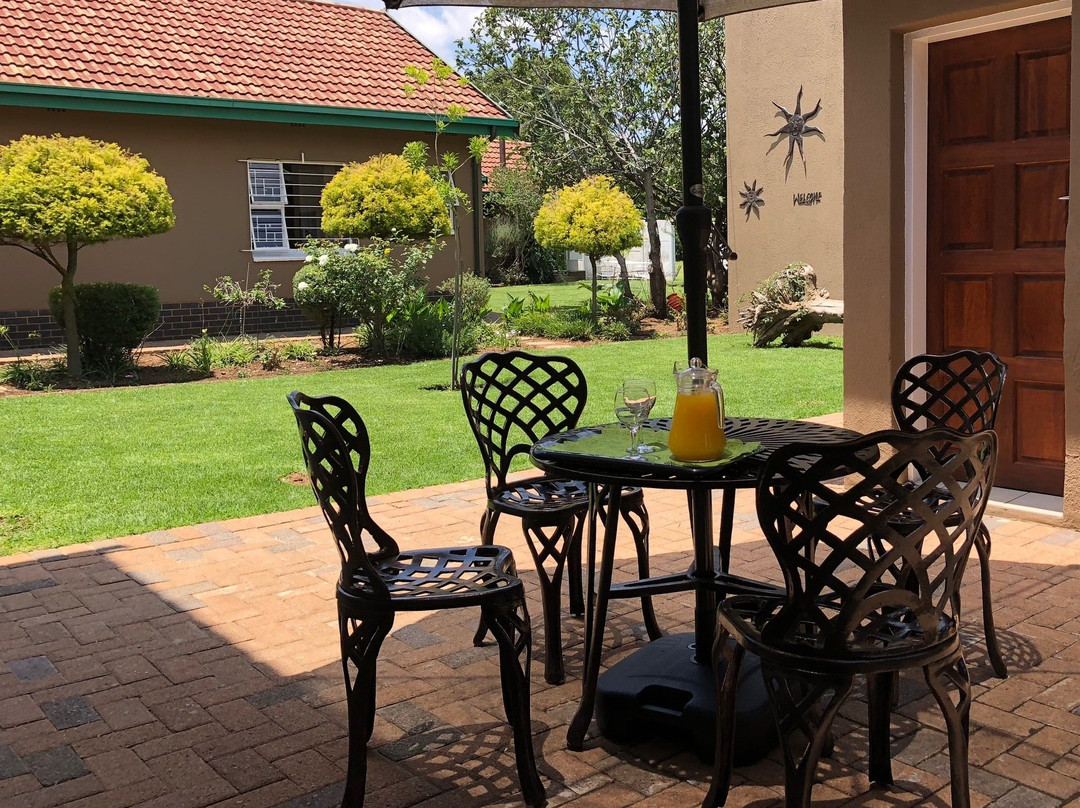 Summer Garden Guest House (Urban Jungle)主图