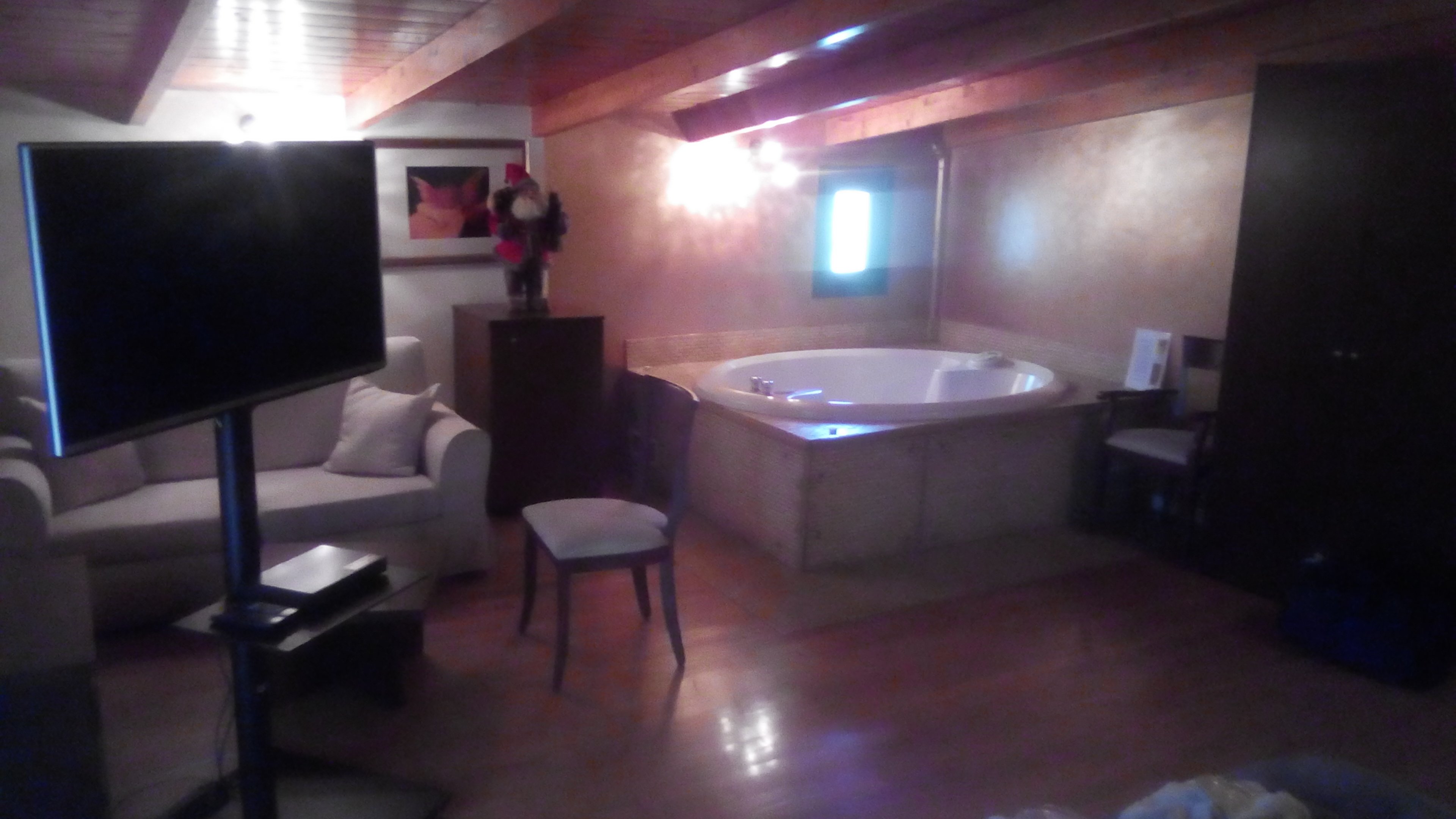 Chris Hotel-官方
