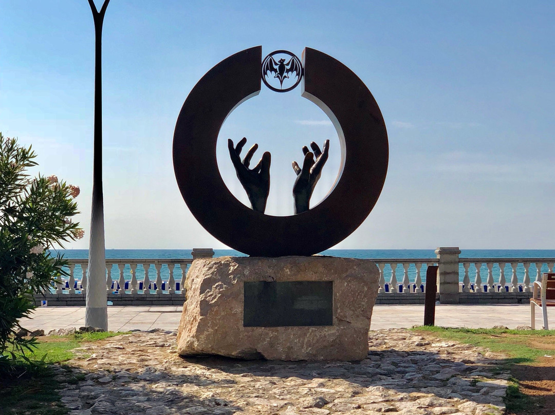 Monumento a Bacardi-锡切斯必去景点