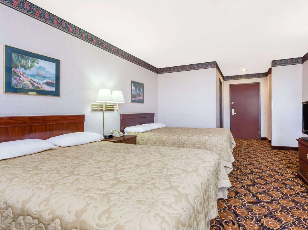 Super 8 by Wyndham Evansville North主图