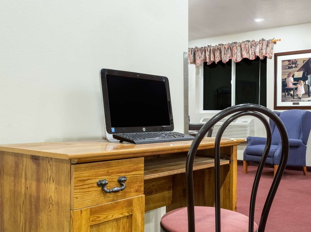 布莱克福特速8酒店主图