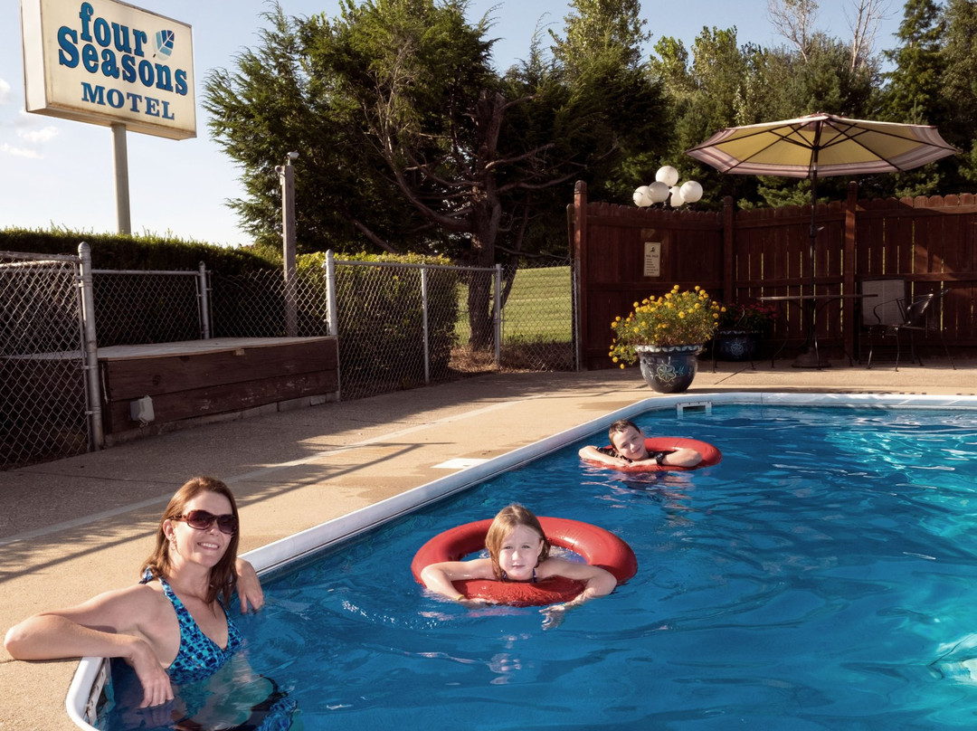 Four Seasons Motel主图