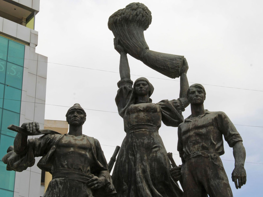 Toka Jone Monument-Lushnje必去景点