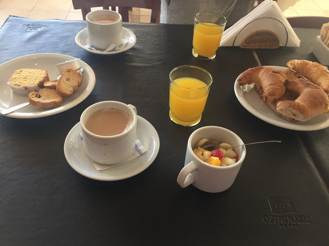 Hotel Cuatro Plazas主图