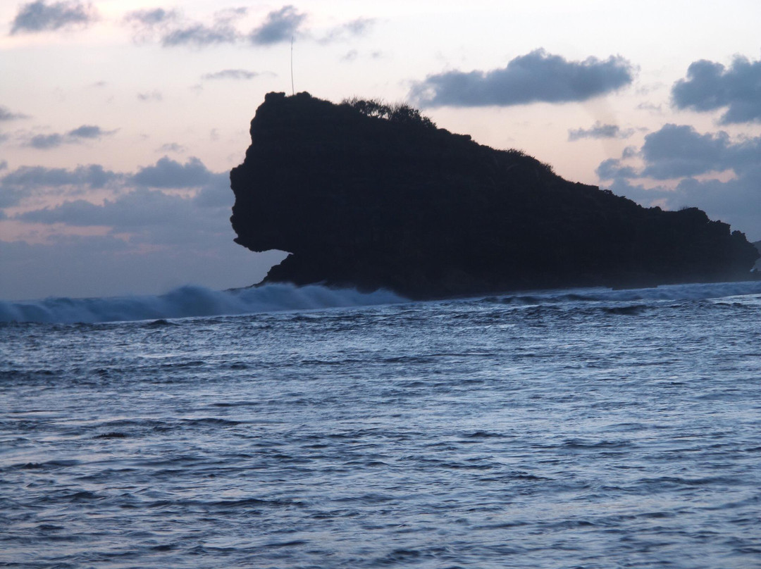 Watu Karung Beach景点图片