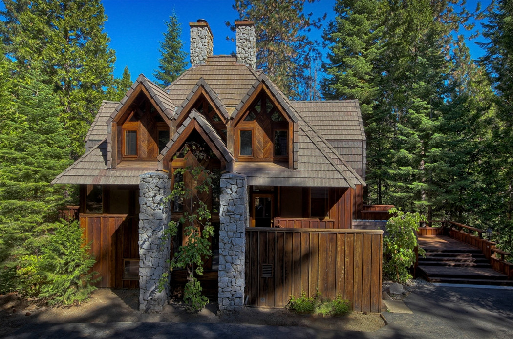 Little Ahwahnee Inn Entrance to Yosemite