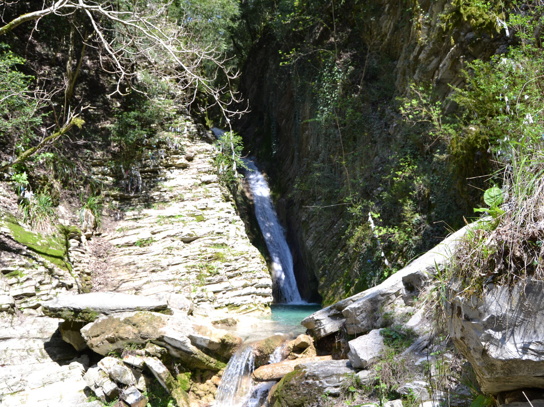 Chudo Krasotka Waterfall景点图片