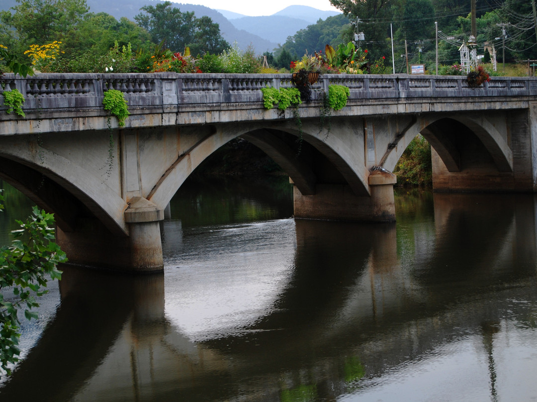 Lake Lure Flowering Bridge景点图片