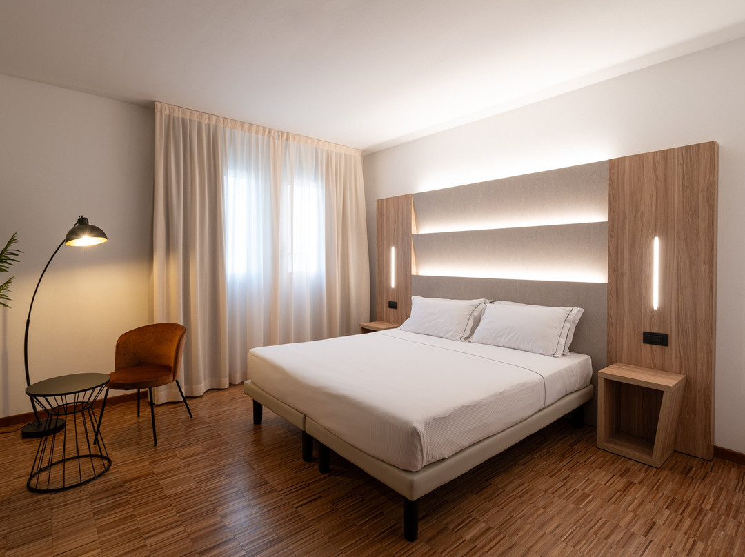 尹朋里亚酒店主图