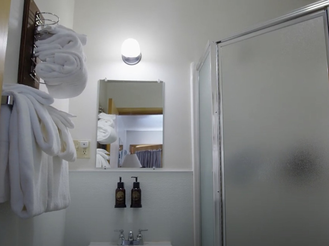 Swiftcurrent Motor Inn and Cabins主图