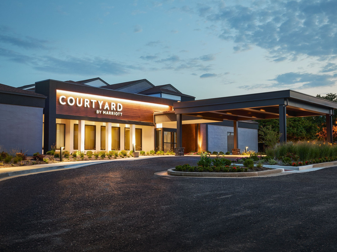 Courtyard by Marriott St. Louis Westport Plaza主图
