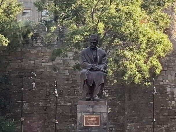 Monument to Mirza Alakbar Sabir-巴库必去景点