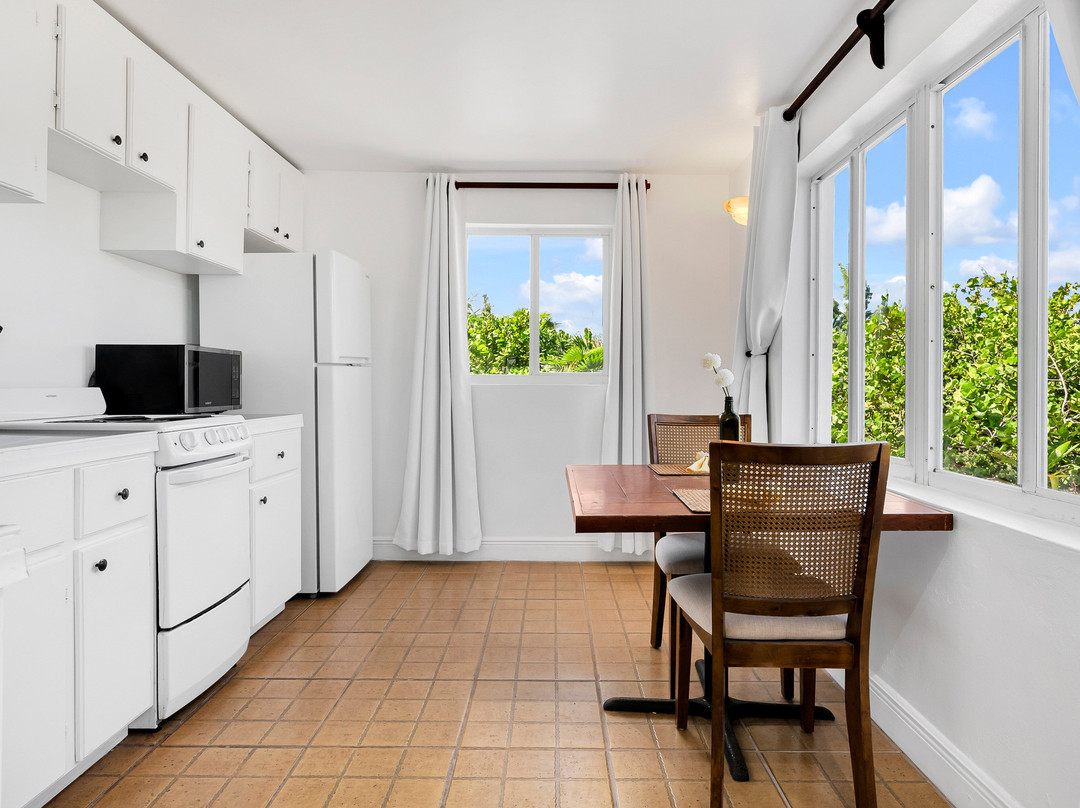 Pelican Beach Hotel主图