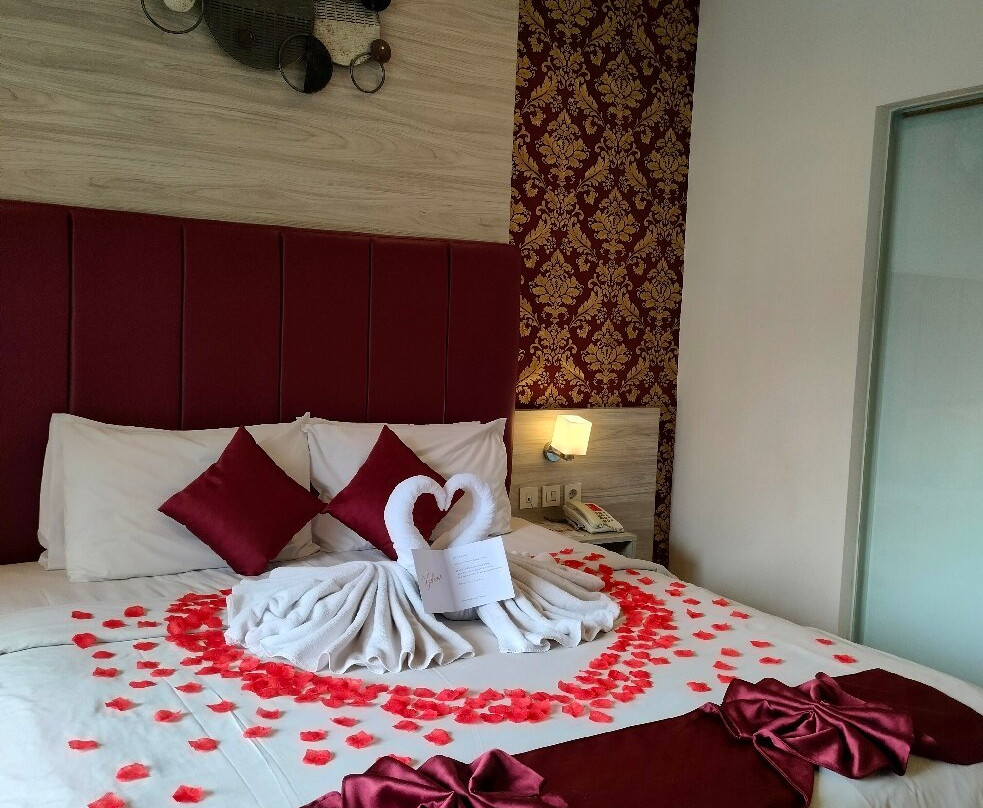 Front One Akshaya Hotel Karawang主图