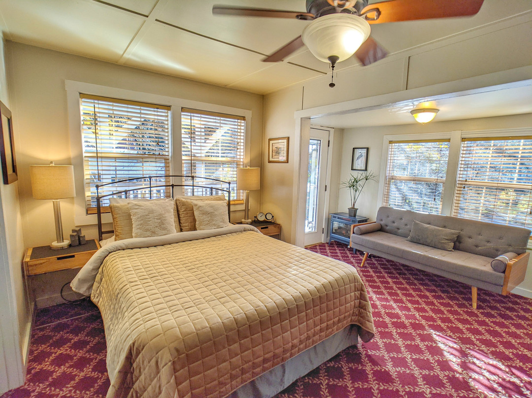 Carriage House Inn主图