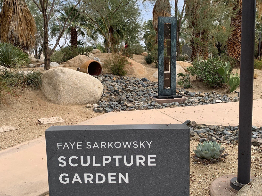 Faye Sarkowsky Sculpture Garden-棕榈沙漠必去景点