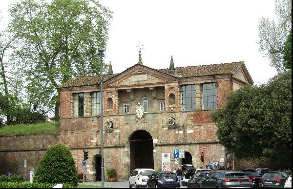 Porta San Pietro-卢卡必去景点