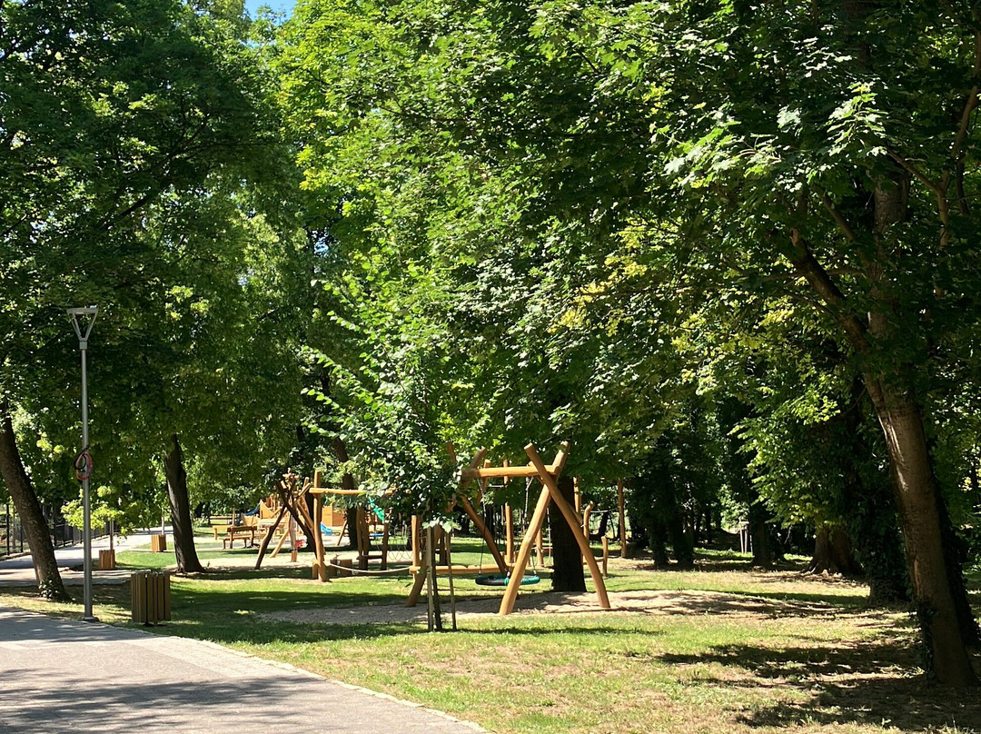 Spielplatz Park-Mojmirovce必去景点