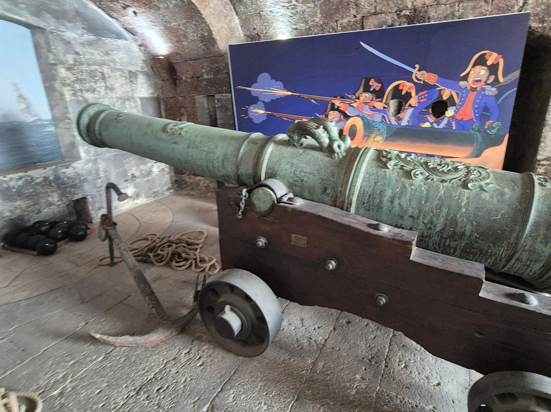 Museo Historico Militar de Canarias-圣克鲁斯-德特内里费必去景点