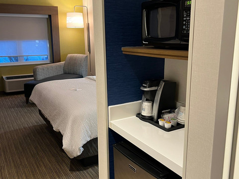 智选假日套房酒店蒂尔顿 - 湖区主图