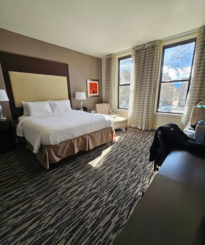 基恩市中心万枫套房酒店主图