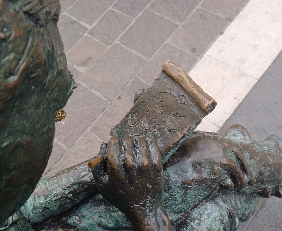 Statua di Benito Jacovitti-Termoli必去景点