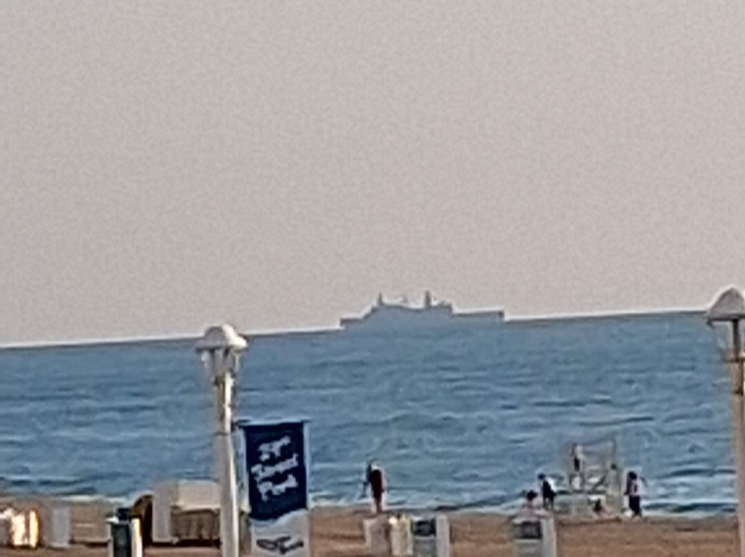 海滨舒适套房酒店主图