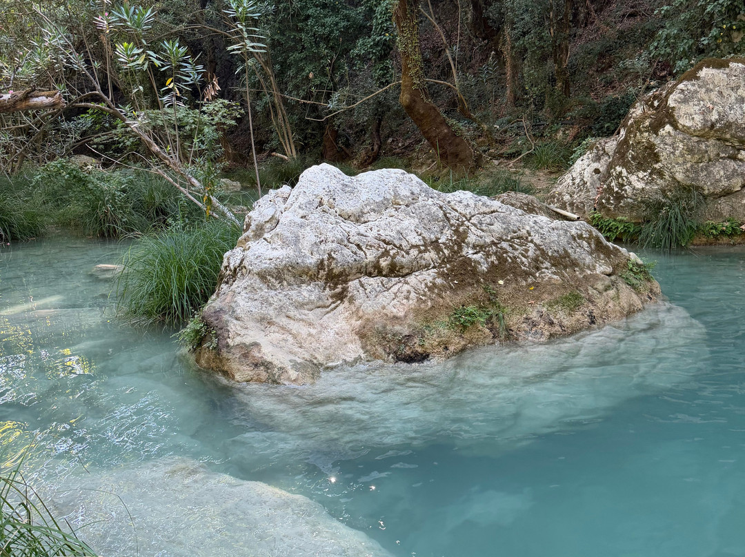 Polylimnio Waterfall-Charavgi必去景点