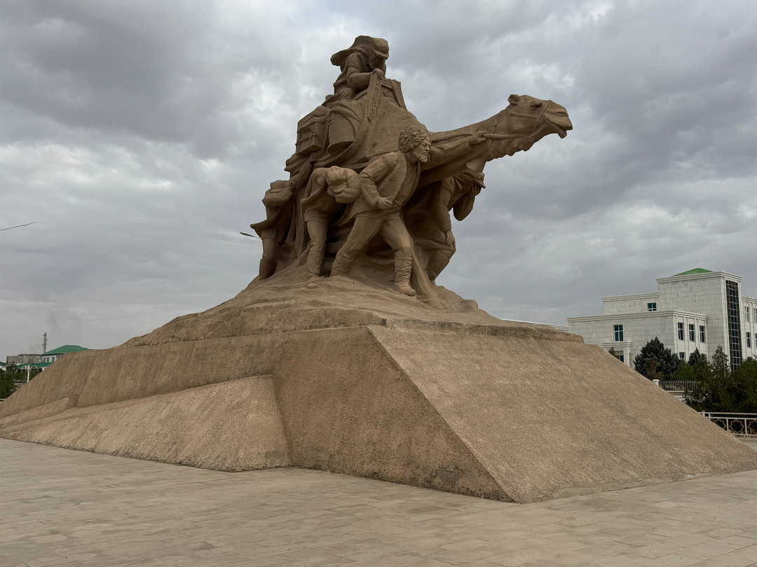 The Monument to the Desert Explorers-巴尔坎纳巴德必去景点