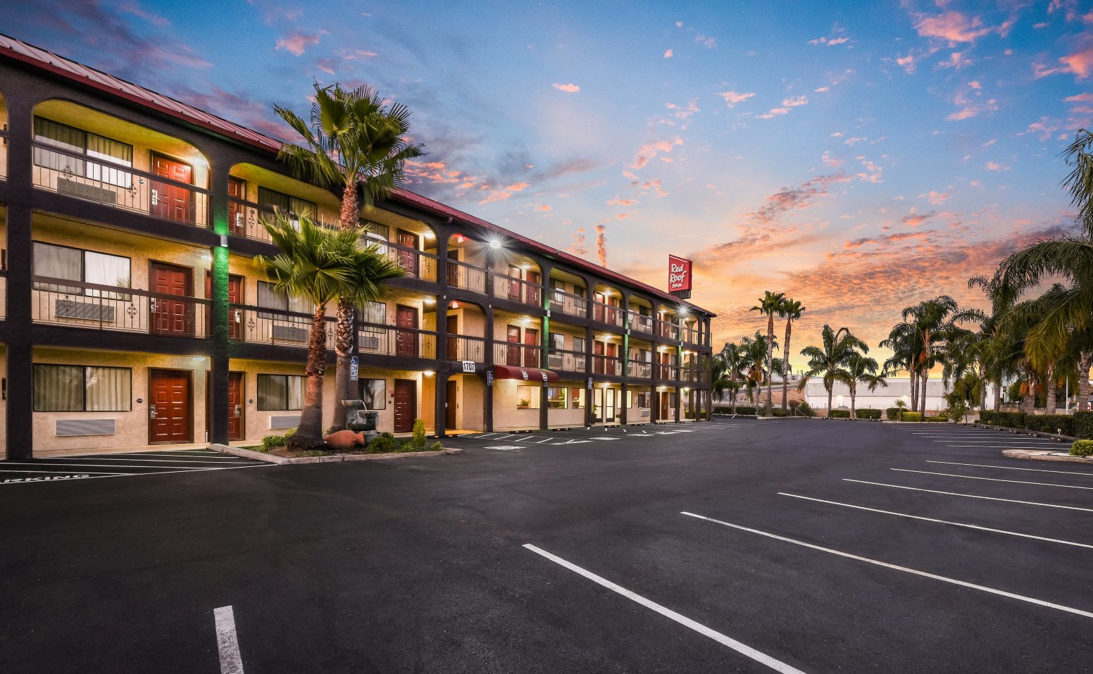 斯托克顿红顶酒店-官方