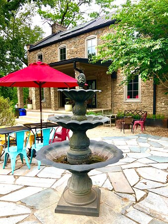 Potter's Craft Cider at The Bridge Progressive Arts Initiative-夏洛茨维尔必去景点