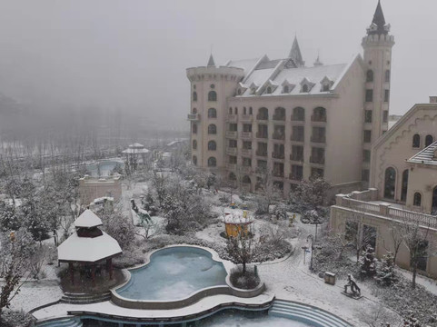 野三坡荣逸四季童话酒店主图